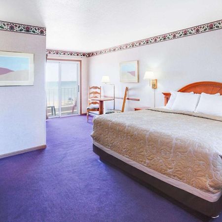 Super 8 Beachfront By Wyndham Mackinaw City, Mi Exterior photo