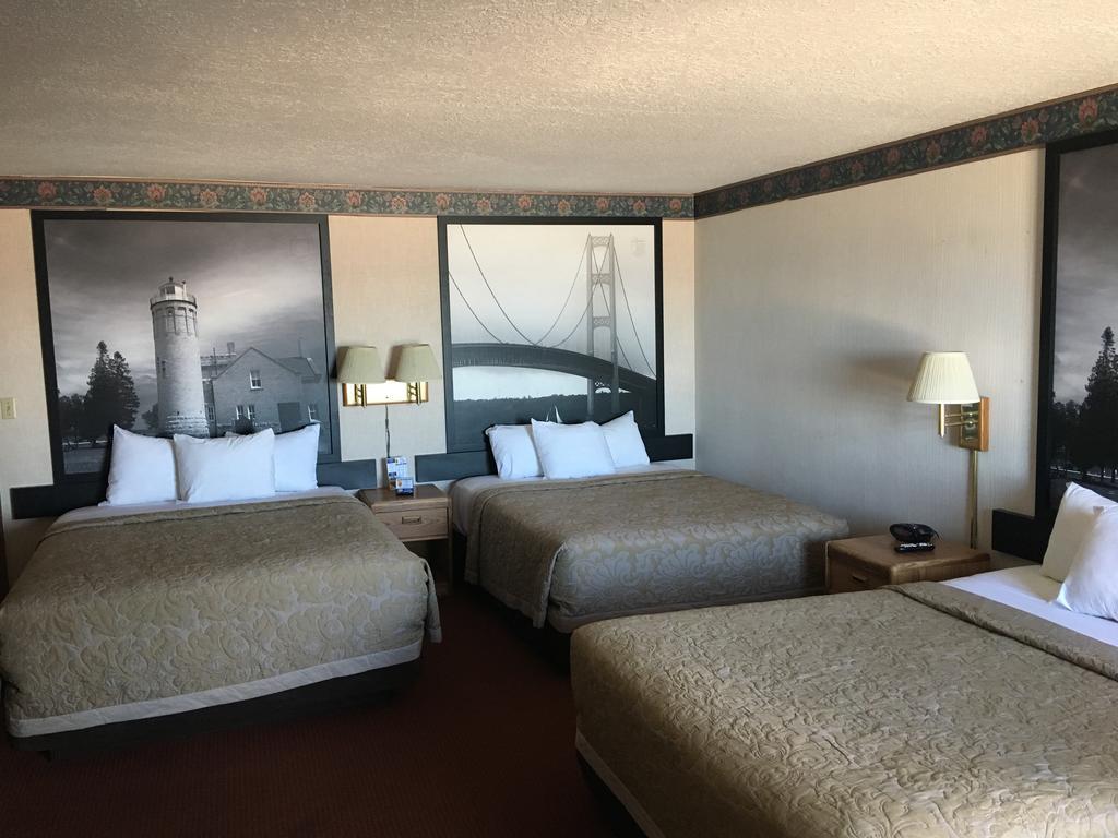 Super 8 Beachfront By Wyndham Mackinaw City, Mi Exterior photo