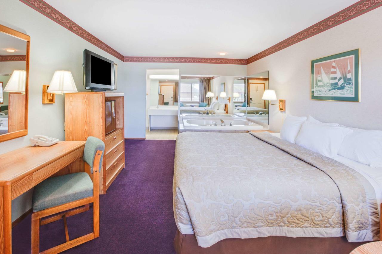 Super 8 Beachfront By Wyndham Mackinaw City, Mi Exterior photo