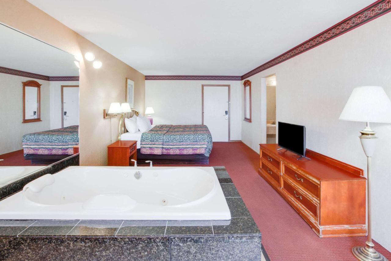 Super 8 Beachfront By Wyndham Mackinaw City, Mi Exterior photo