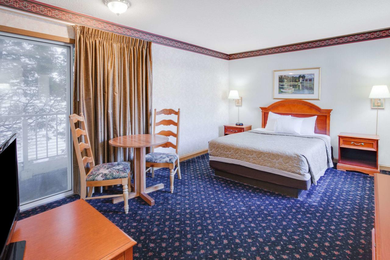 Super 8 Beachfront By Wyndham Mackinaw City, Mi Exterior photo