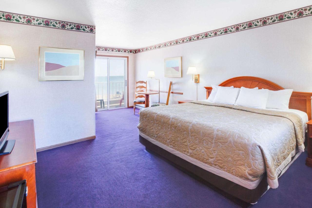 Super 8 Beachfront By Wyndham Mackinaw City, Mi Exterior photo
